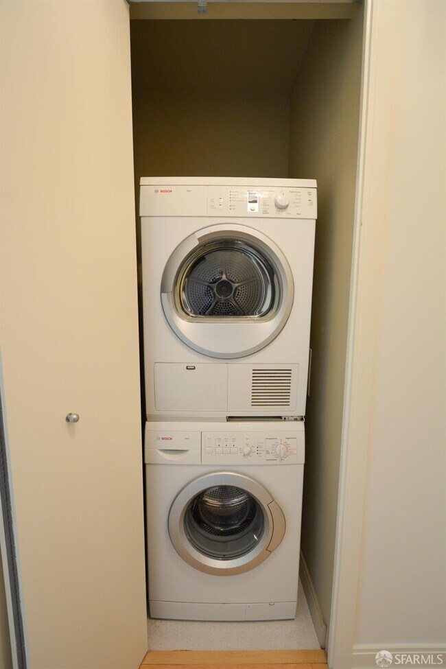 Building Photo - 425 1st St