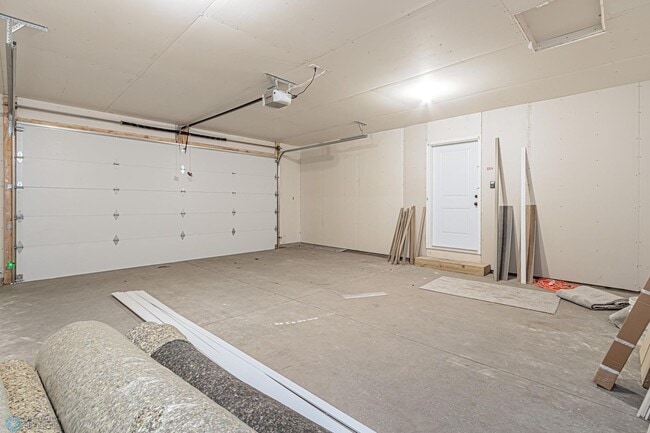 Building Photo - 4 bedroom 2 bathroom house