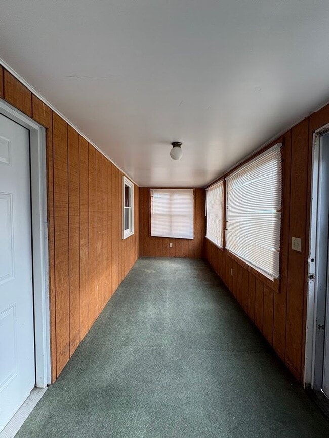 Building Photo - Three bedroom one bathroom home for rent