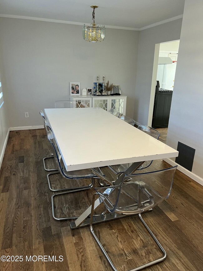 Building Photo - 987 Woodgate Ave