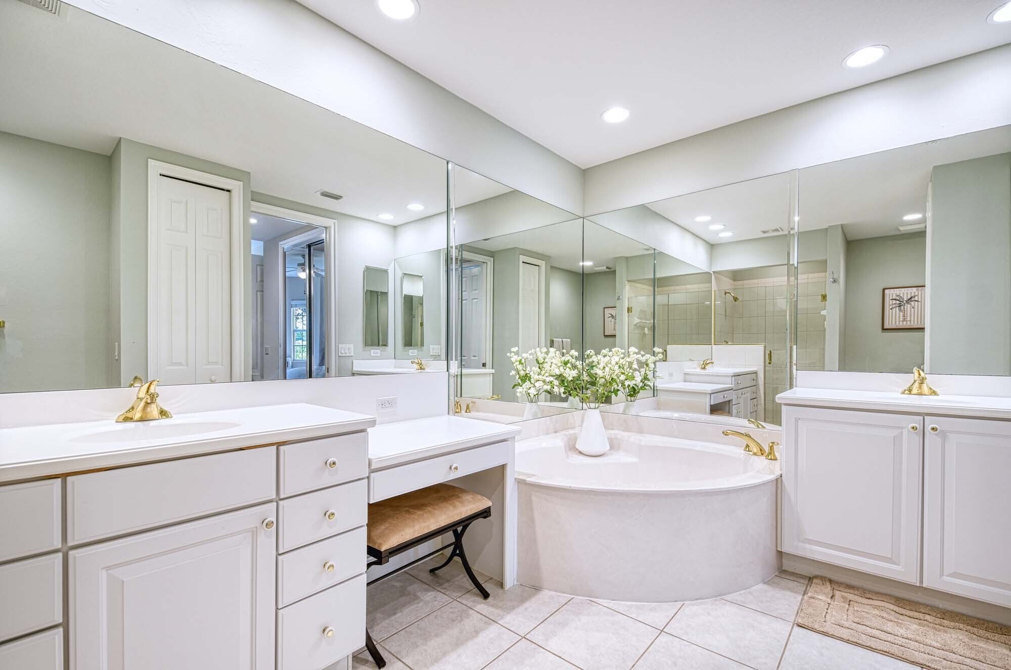 Full Bath En Suite - 8649 Champions Pt
