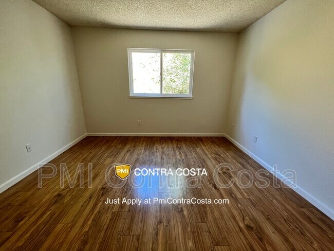 Building Photo - 409 Camelback Rd