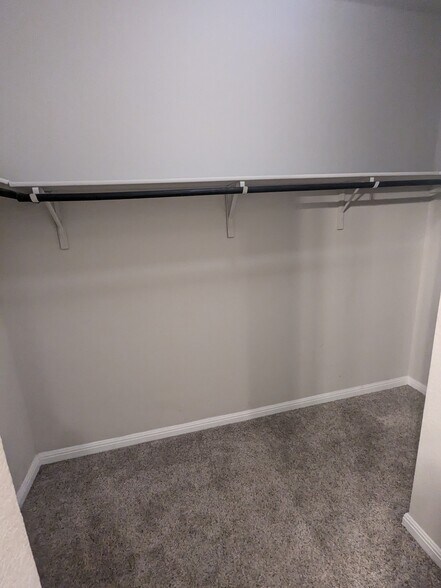 Walk in closet - 3130 Blantyre Bnd
