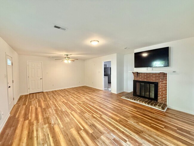 Building Photo - **OFFERING REFUNDABLE APPLICATION FEES & $150 MOVE IN PROMOTION** Newly Remodeled 3BD, 2BA Raleig...
