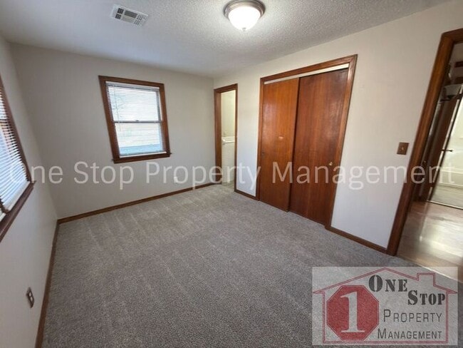 Building Photo - Amazing 3 Bedroom, 1.5 Bathroom in Raytown!