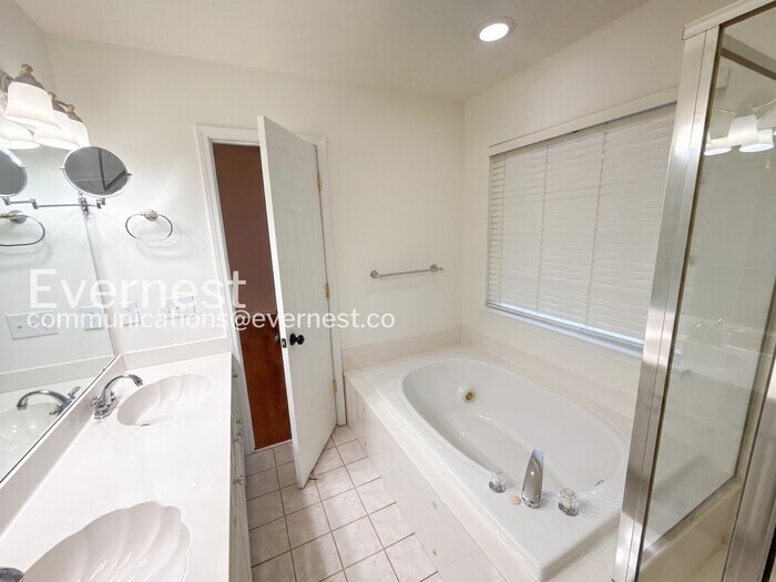 Building Photo - 164 Foxtail Dr