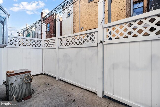 Building Photo - 2543 S Franklin St