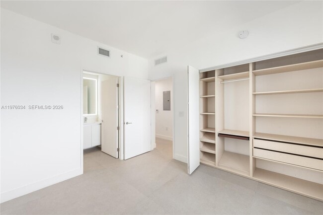 Building Photo - 700 NE 24th St