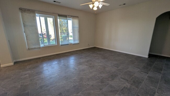 Building Photo - Immaculate 4 Bedroom 2.5 Bath Home in Sierra Meadows