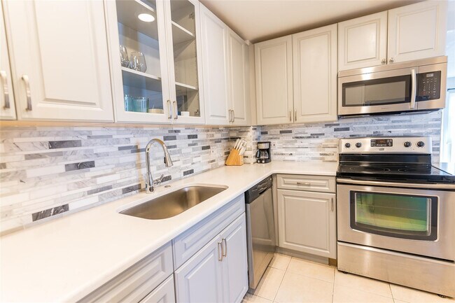 Building Photo - 401 Golden Isles Dr