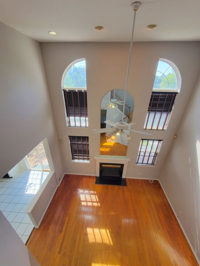 Building Photo - Waterfront! Spacious, updated, 4-bedroom &...