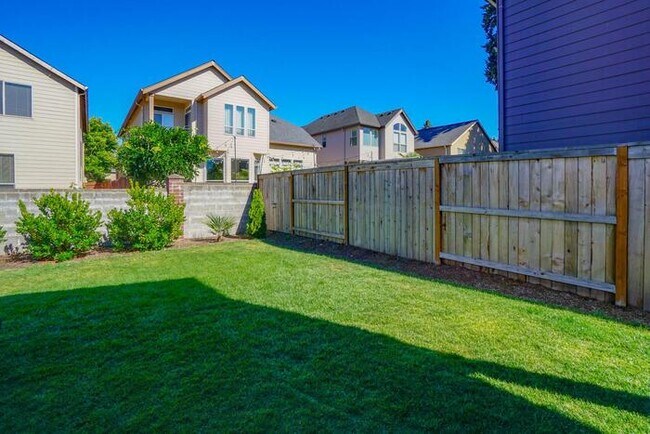 Building Photo - NEWER THREE BEDROOM WITH GARAGE