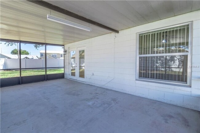 Building Photo - Freshly Painted 3/2 with Fenced Yard & Fireplace!