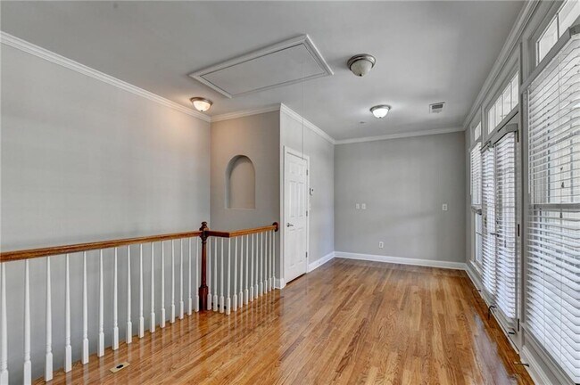 Building Photo - 813 Clifton Heights Ln NE