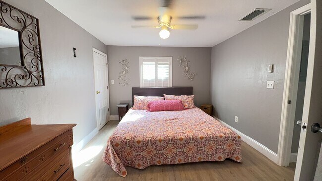 Building Photo - Fully Furnished One Bedroom Long Term Beac...
