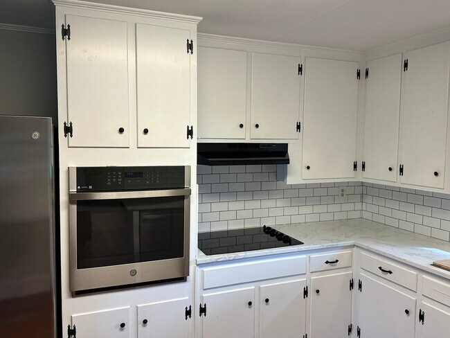 Building Photo - 1600 Plumcrest Dr