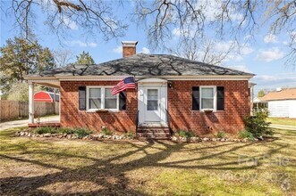 Building Photo - Charming brick home in a quiet neighborhood