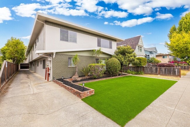 Building Photo - 1529 St Charles St