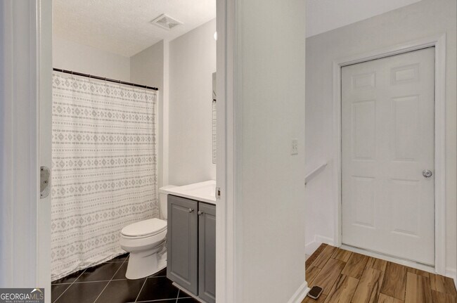 Building Photo - 77 Crescent St