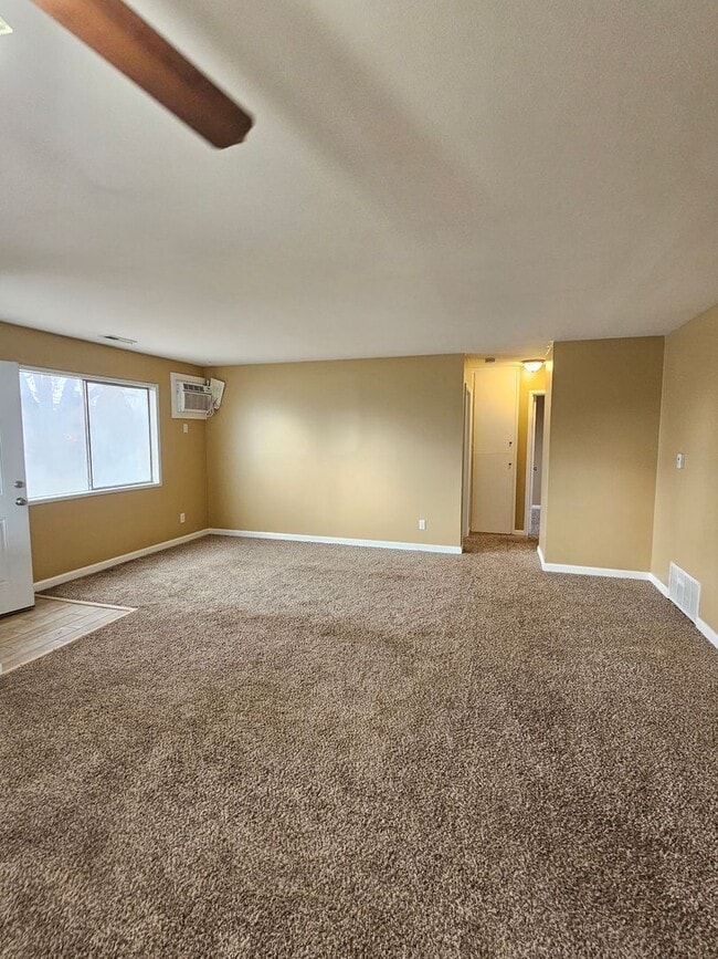 Building Photo - 900-902 Lindberg Ln