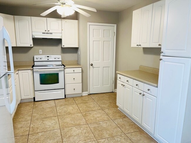 Building Photo - Wow! Beautiful brick 3 bedroom 2 bathroom home near Stone Mountain Village! Must See