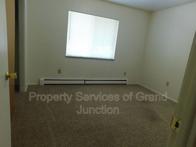 Building Photo - 2860 Elm Cir