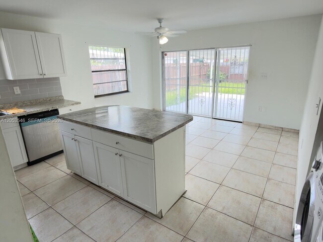 Building Photo - 6822 SW 130th Ave
