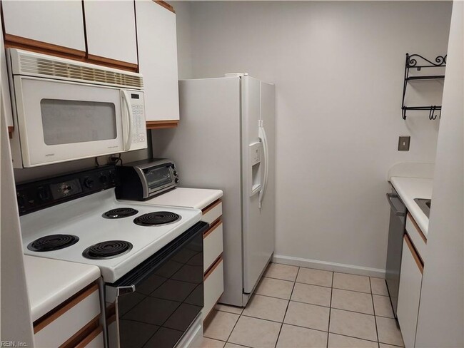 Building Photo - 3 BED / 2 BATH CONDO