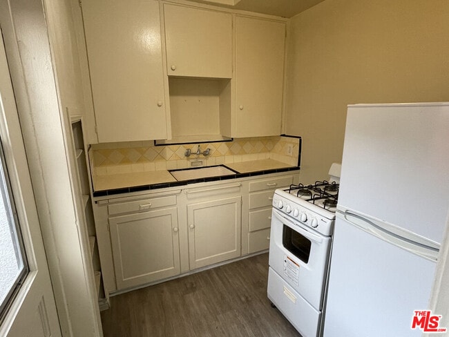 Building Photo - 351 Temple Ave