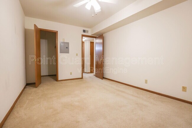 Building Photo - 5828 Erskine St