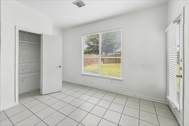 Building Photo - 1631 Laura Anne Dr