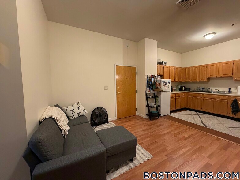 Building Photo - 81 Essex St