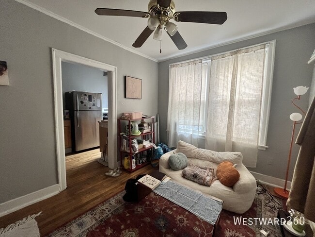 Building Photo - 1626 W Sherwin Ave