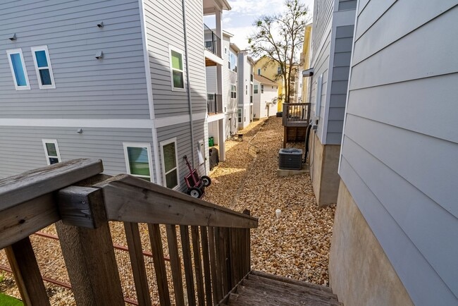 Building Photo - Beautiful 2 bedroom, 2.5 bathroom home in South East Austin!!!