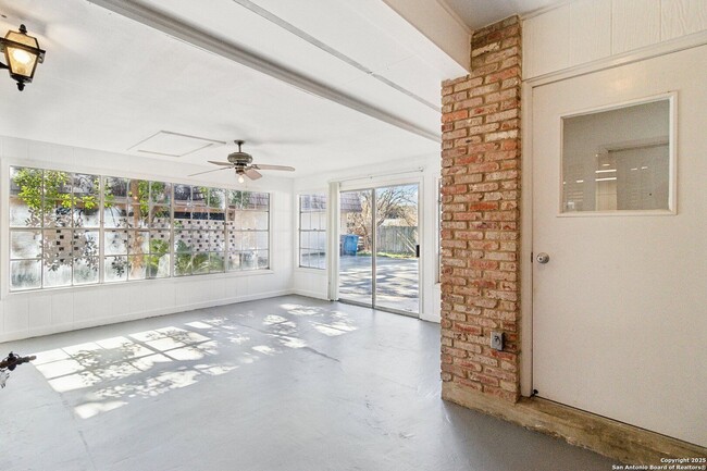Building Photo - WHISPERING OAKS GARDEN HOME