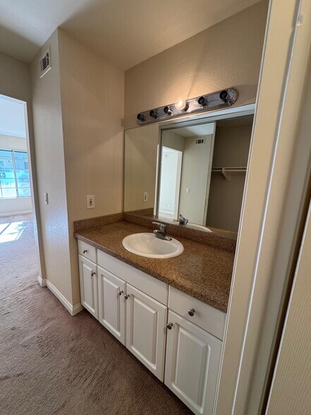 Building Photo - 5510 Owensmouth Ave