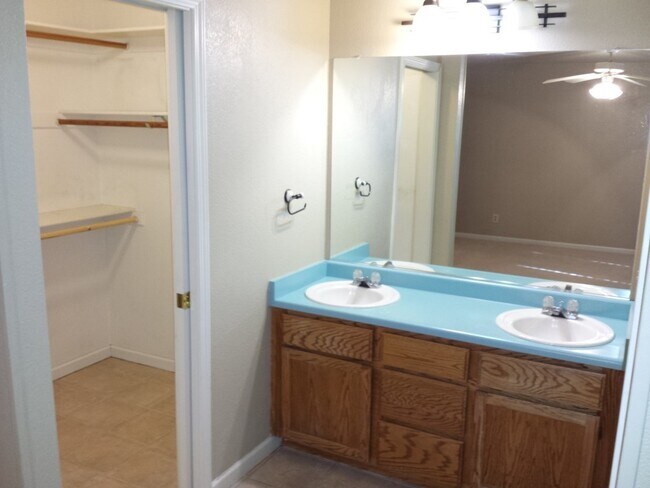 Building Photo - 3 Bedroom Home for Rent in Anderson CA | Large Family Room, 2 Car Garage, Pet Friendly