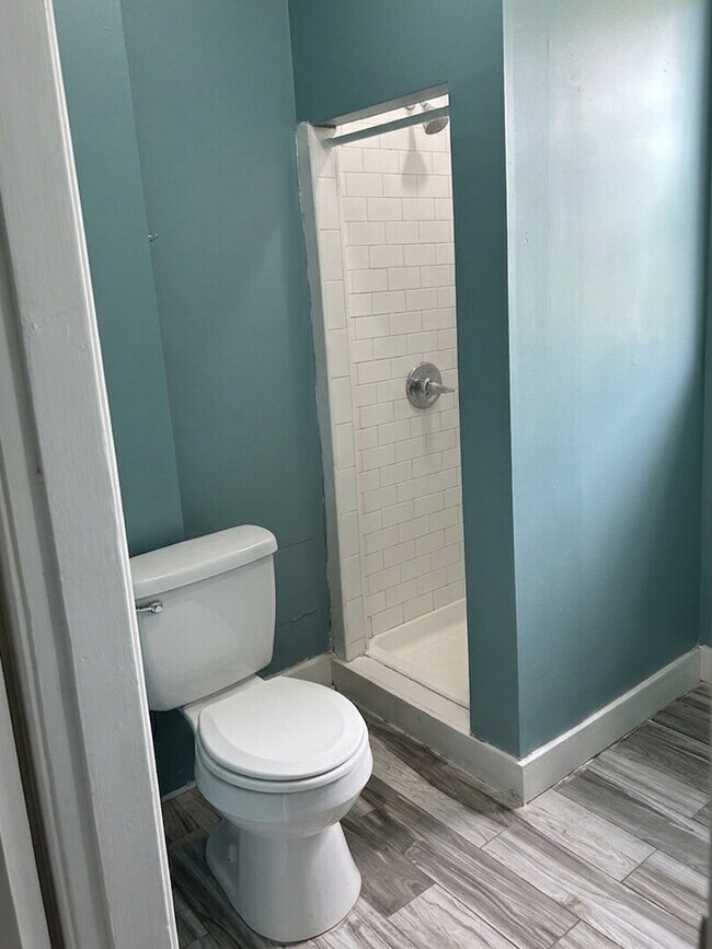 Building Photo - Available Now! Cozy and Modern 4 bed 1 bath unit on Congress Avenue