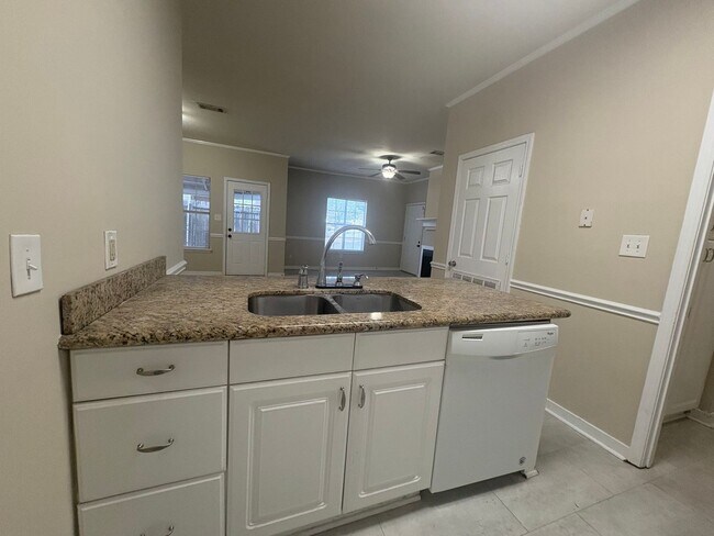 Building Photo - 2012 Red Oak Dr