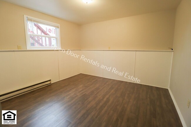 Building Photo - 301/303 W Hobart St.