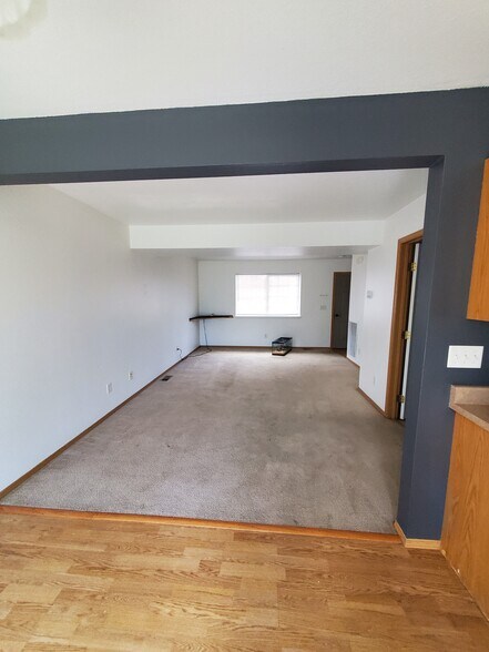 Living room - 505 W Shore Dr