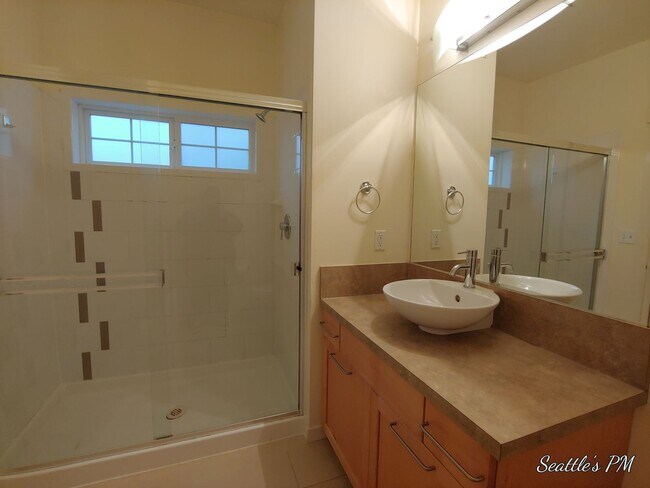 Building Photo - Beautiful 2 Bedroom Townhome in Issaquah- ...