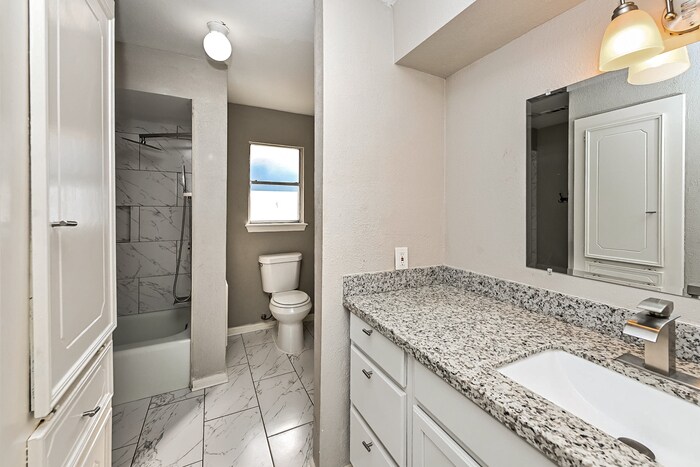 Building Photo - 10719 Idlebrook Dr