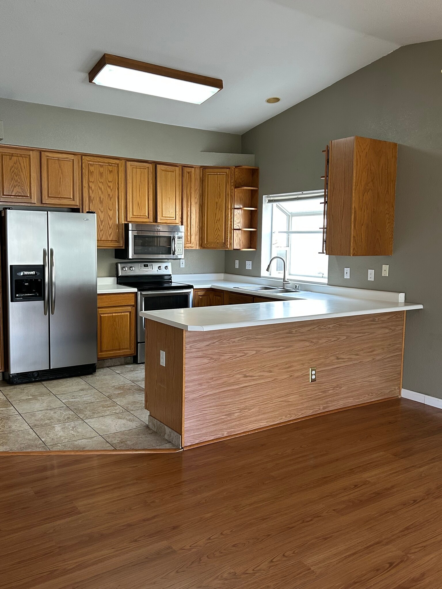 Kitchen Appliances - 2120 Keystone Ave