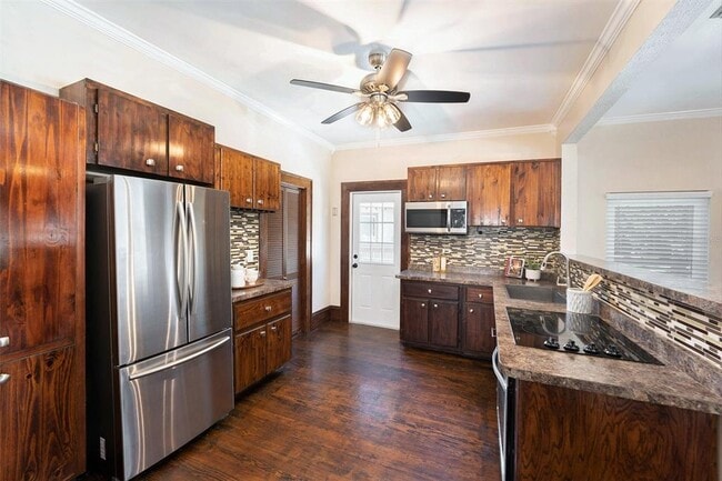 Building Photo - 2024 Oakdale Way