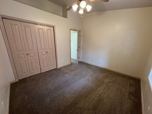 Building Photo - Snow Canyon Home!