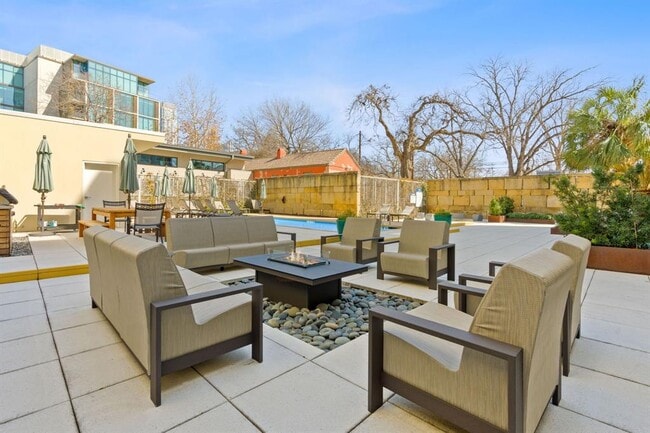 Building Photo - 210 Lee Barton Dr