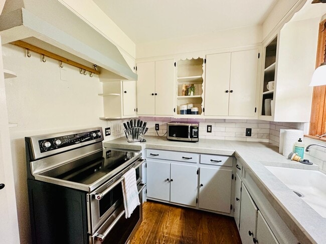 Building Photo - {8100} Picture Perfect Leawood Cottage + C...
