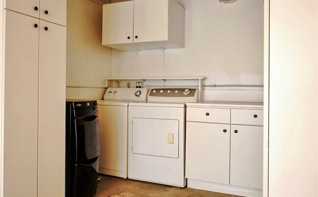 Private Laundry - 31 N Venice Blvd
