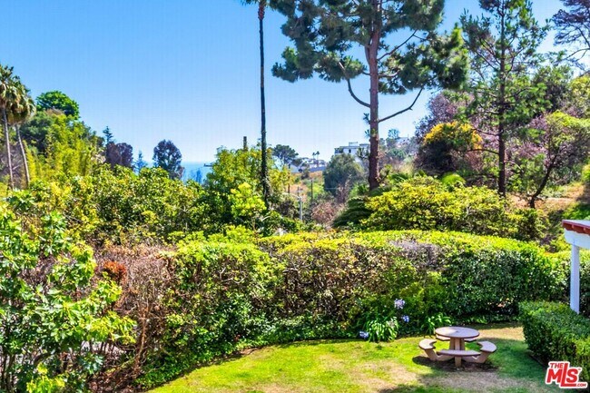 Building Photo - 501 Palisades Dr